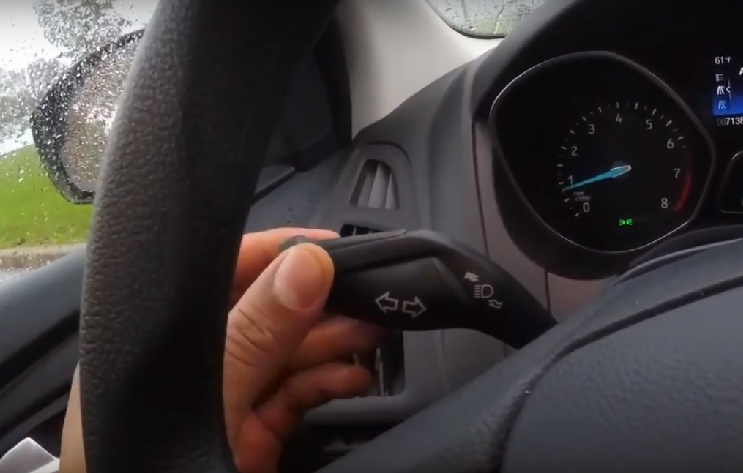 cach-bat-den-pha-tren-cac-xe-ford-focus cach-bat-den-pha-tren-cac-xe-ford-focus
