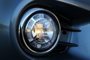 so-sanh-bi-led-va-bi-xenon-nen-do-loai-nao-cho-o-to