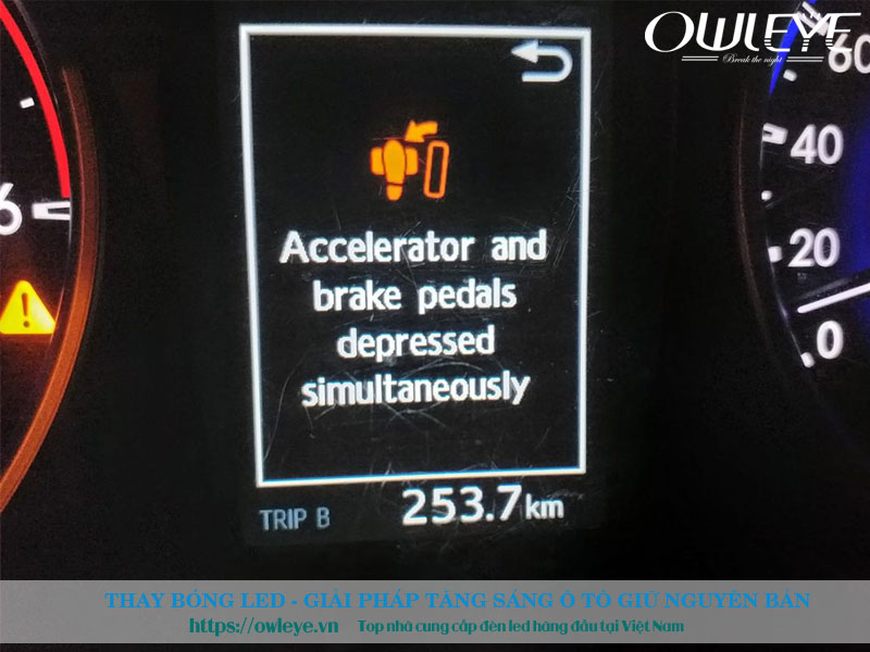 den bao loi o to Accelerator and Brake Pedals Depressed Simultaneously